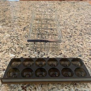 Farmhouse Chic 🏡 Vintage egg holder & wire basket—so cool!🥚🥚🥚